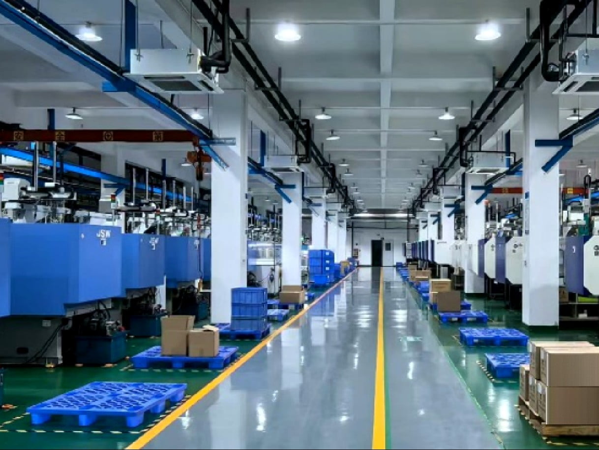 Xijunsong precision injection molding hall with symmetrical rows of injection molding presses