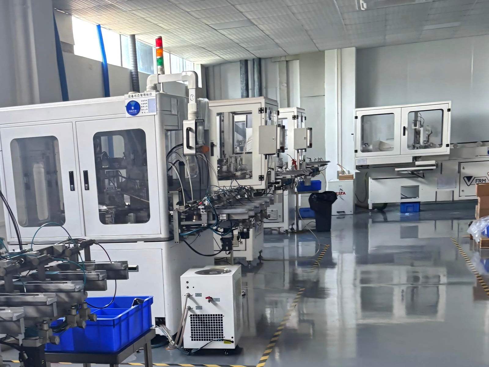 Automatic 5-axis bristle tufting machine producing oral-care brush heads